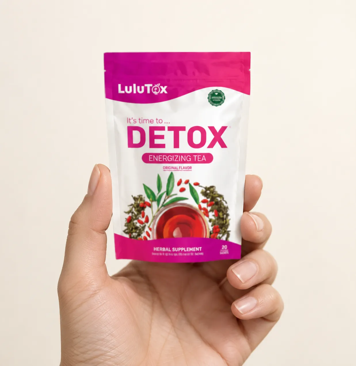 Lulutox Detox Tea — Verpackung in der Hand