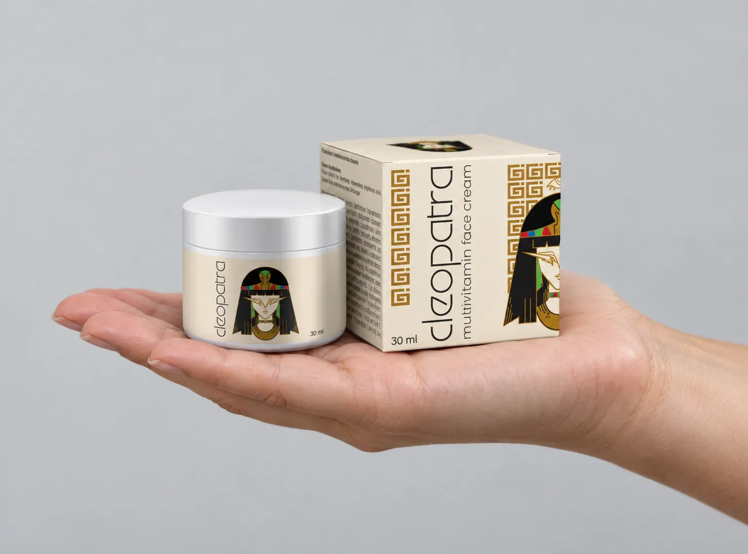 Cleopatra cream — Verpackung in der Hand